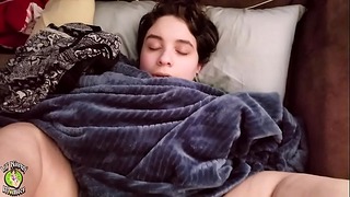 Sömnig Pawg får sin vaginakräm som är pigg efter en lång natt! *alla mina videor i full storlek finns på Xvideos Red*